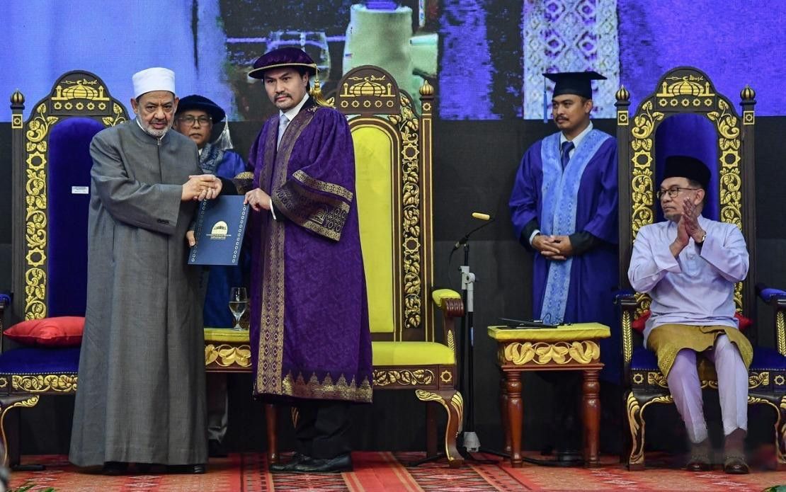 «مجدد ومربّ لهذه الأمة».. جامعة USIM تمنح شيخ الأزهر الدكتوراه الفخرية