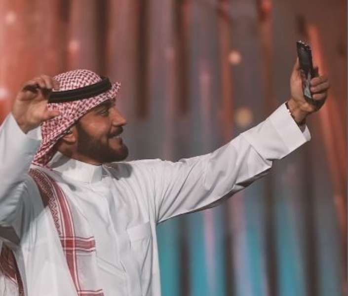 شاهد.. ماجد المهندس يلتقط سيلفي مع جمهور حفل الرياض