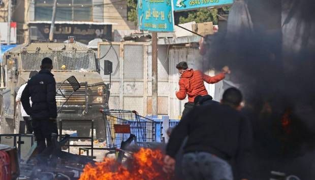 عاجل- إصابة شابين بالرصاص الحي خلال مواجهات مع قوات الاحتلال في شرق نابلس