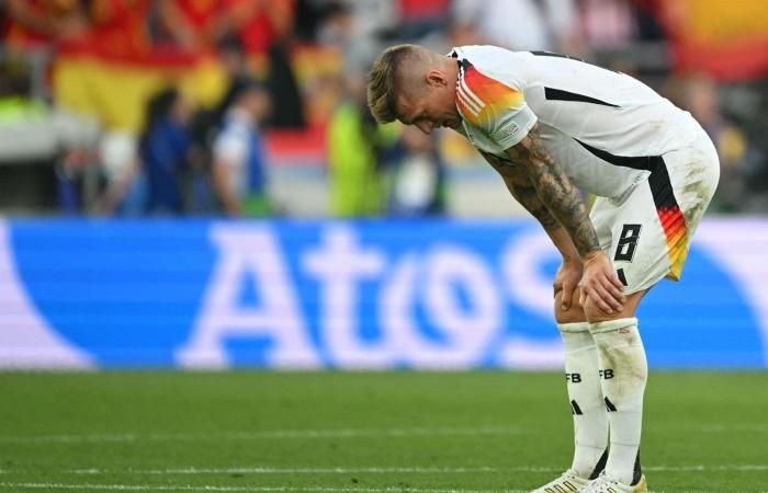 الامارات | نهاية مشوار أحد أفضل لاعبي كرة القدم في التاريخ