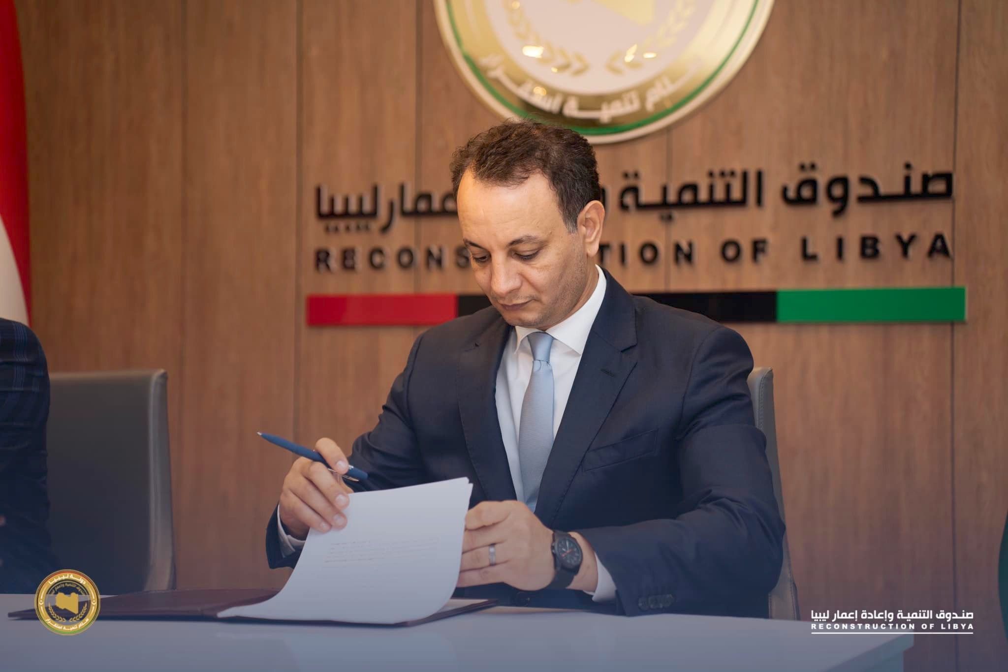 بالصور.. مدير صندوق تنمية وإعادة إعمار ليبيا يوقع مع رئيس مجلس إدارة شركة نيوم الدكتور عاصم الجزار عقود مشاريع في درنة والجبل الأخضر