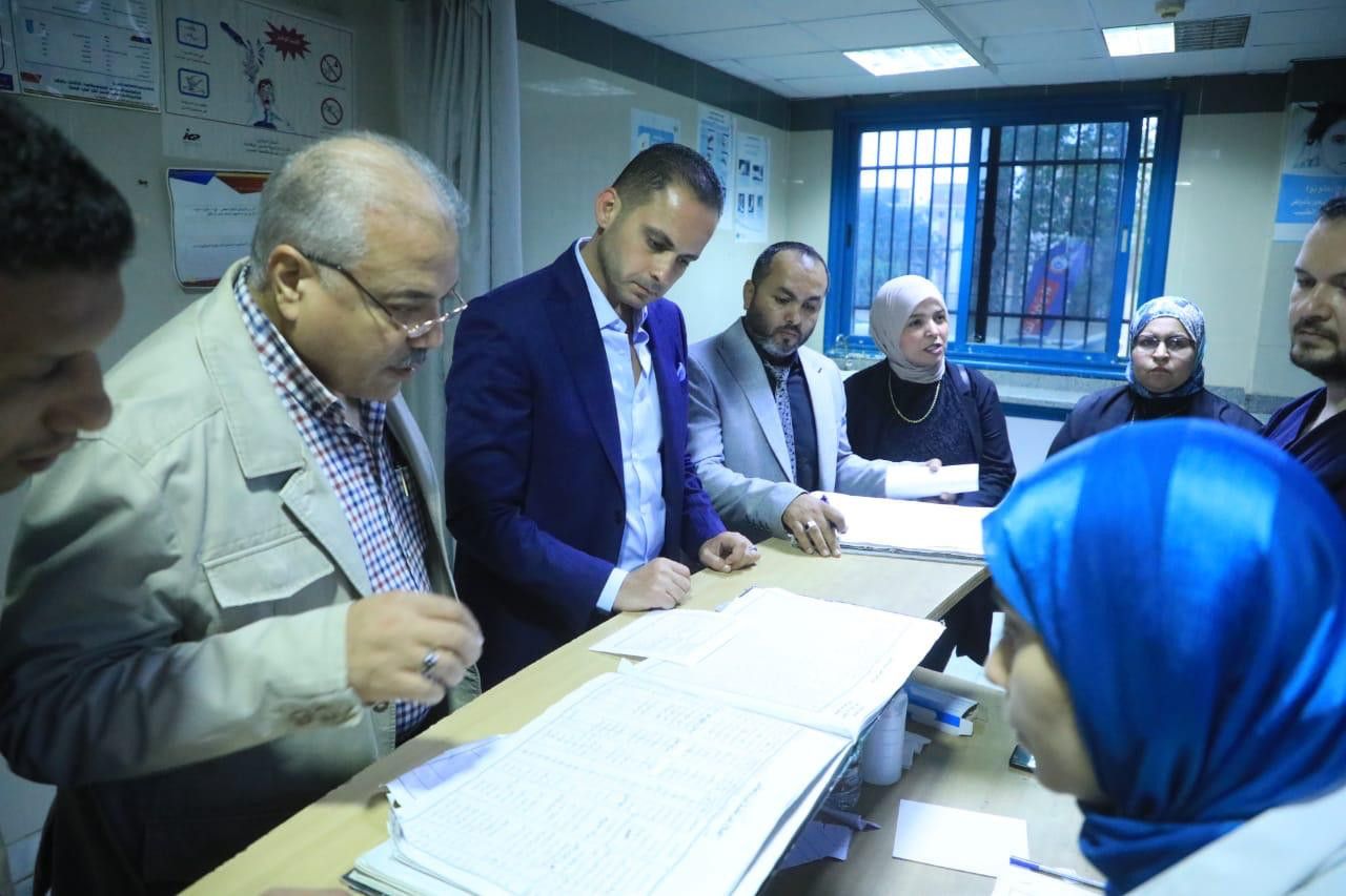 آخر انضباط.. جولة لنائب وزير الصحة بمستشفى عين شمس العام (صور)