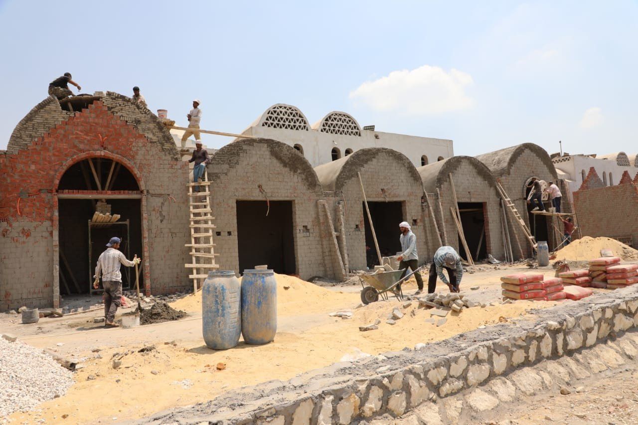 محافظ القاهرة: نولي اهتماما كبيرا بالقرية التي تضم 152 فاخورة