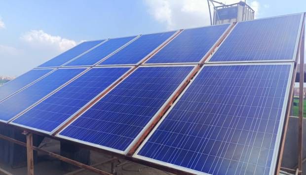 الطاقة الشمسية كلمة السر.. حكاية أول قرية في مصر تكتفي ذاتيًا من الكهرباء