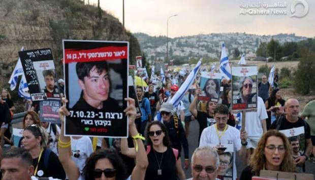 الآلاف ينظمون مظاهرات في تل أبيب للمطالبة بإبرام صفقة تبادل وإقالة نتنياهو