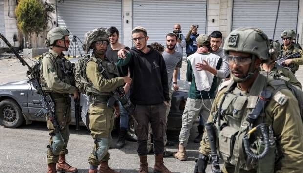 قوات الاحتلال الإسرائيلي تعتقل 15 فلسطينيا بالضفة الغربية بينهم أسرى سابقون