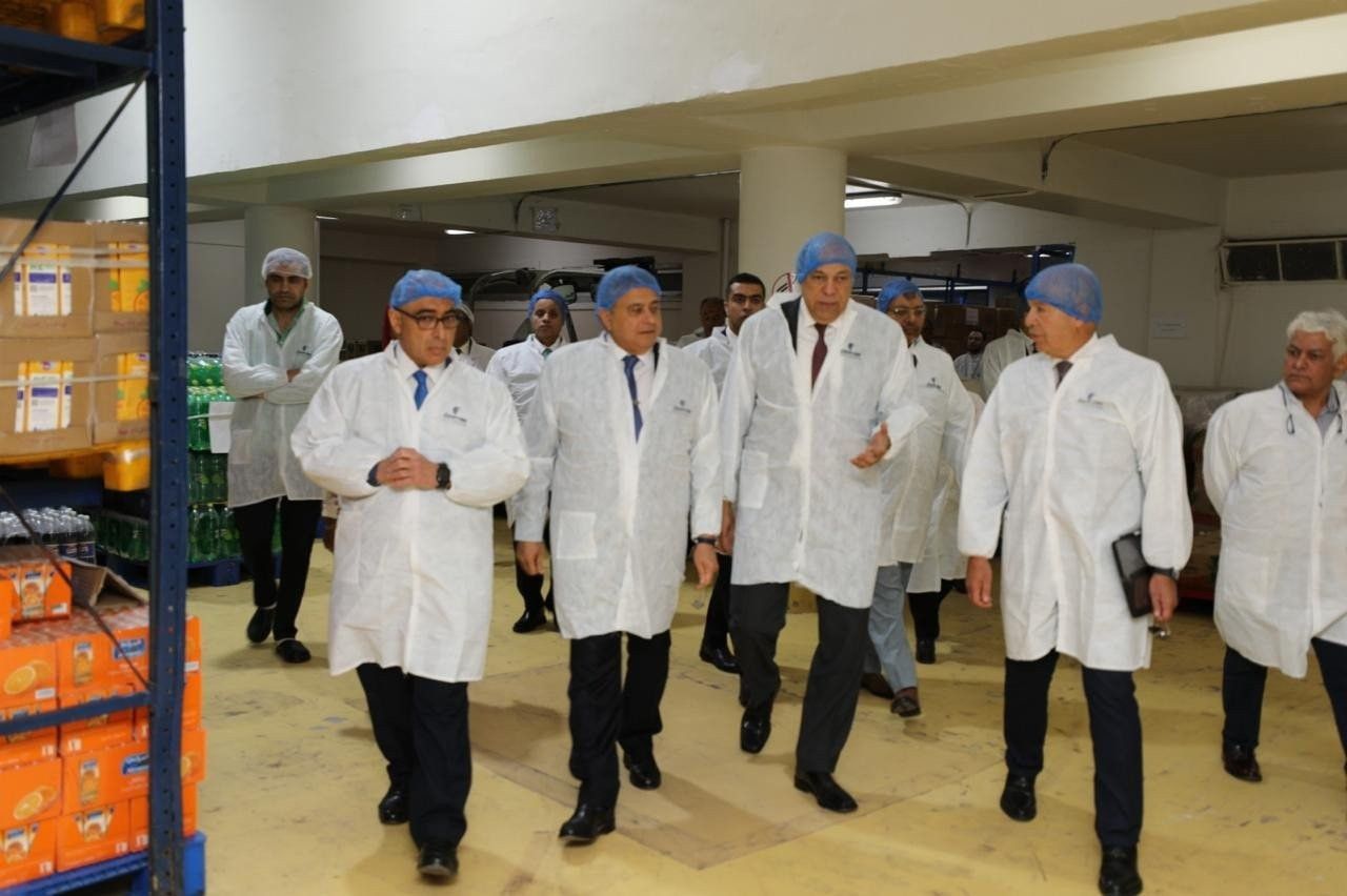 في أولى جولاته الميدانية.. وزير الطيران يتفقد مبنى الخدمات الجوية (صور)