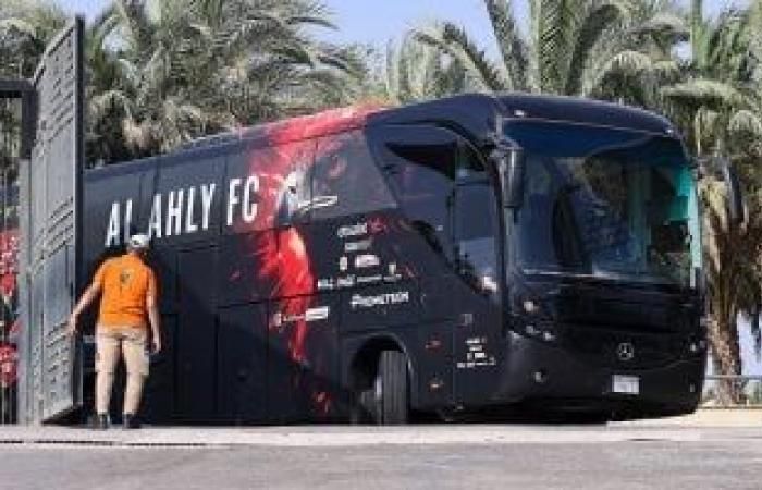 حافلة الأهلي تصل استاد القاهرة استعدادا لمواجهة طلائع الجيش فى الدوري