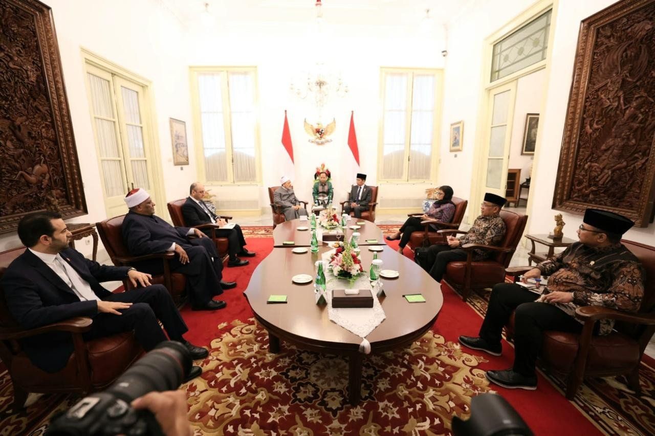 الرئيس الإندونيسي للإمام الأكبر: شباب الأزهر حصن منيع يحمي بلادنا