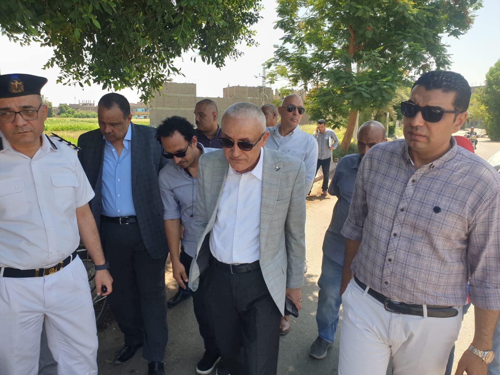 محافظ الأقصر يوجه بسرعة تمهيد الشوارع ورفع كفاءة الطرق (صور)