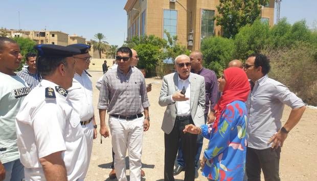 محافظ الأقصر يوجه بسرعة تمهيد الشوارع ورفع كفاءة الطرق (صور)