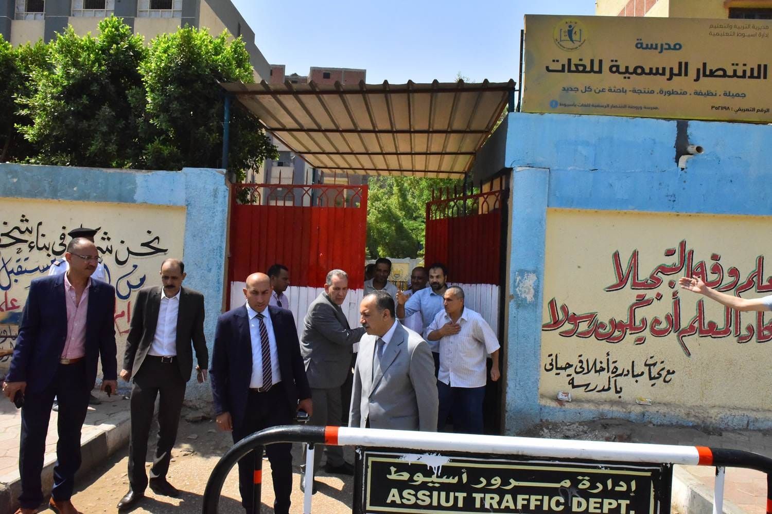 محافظ أسيوط يطمئن على انتظام لجان امتحانات الثانوية العامة (صور)
