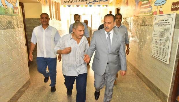 محافظ أسيوط يطمئن على انتظام لجان امتحانات الثانوية العامة (صور)