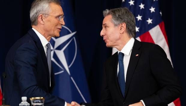 بلينكن وستولتنبرج يبحثان تمكين دفاع أوكرانيا في مواجهة روسيا