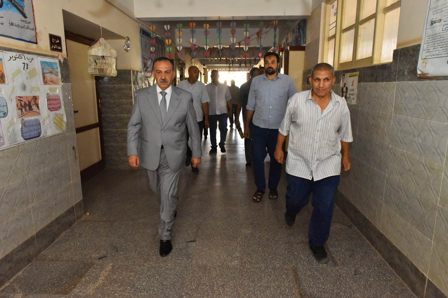 محافظ أسيوط يطمئن على انتظام لجان امتحانات الثانوية العامة (صور)