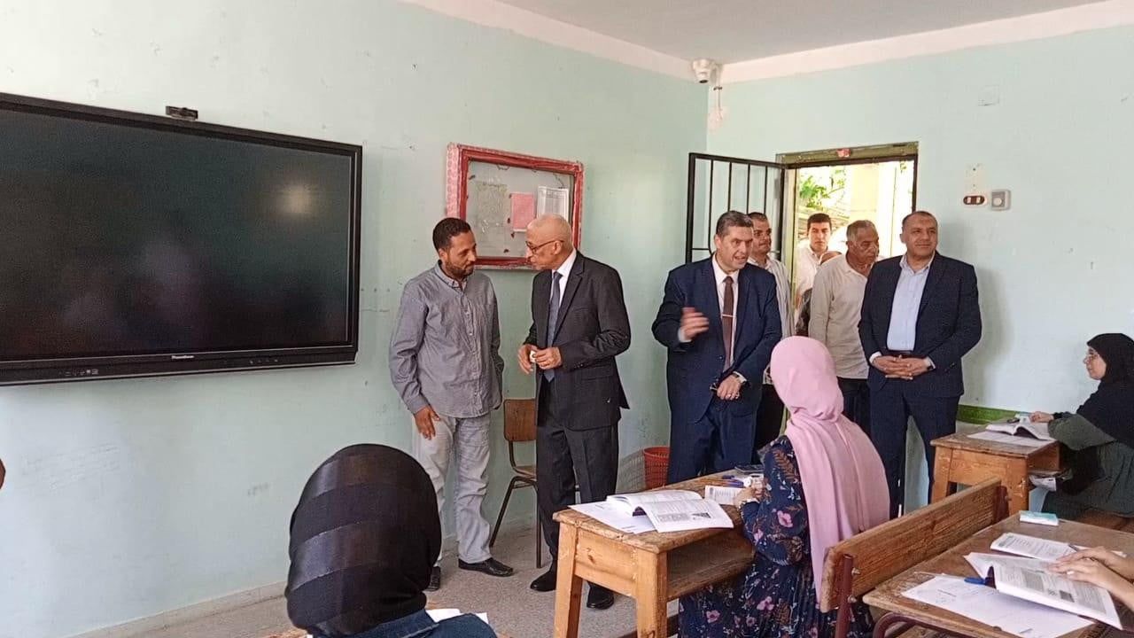 في لجان العريش.. محافظ شمال سيناء يطمئن على طلاب الثانوية العامة