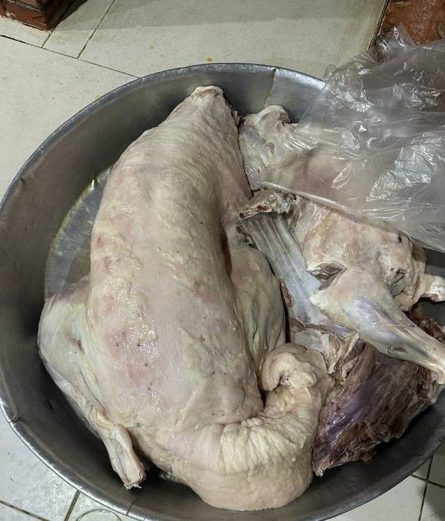 سعودي يحضر ذبائح لمطبخ لتجهيز وليمة لضيوفه.. وعند استلام الطعام كانت المفاجأة التي لاتخطر على بال!..اتفرج