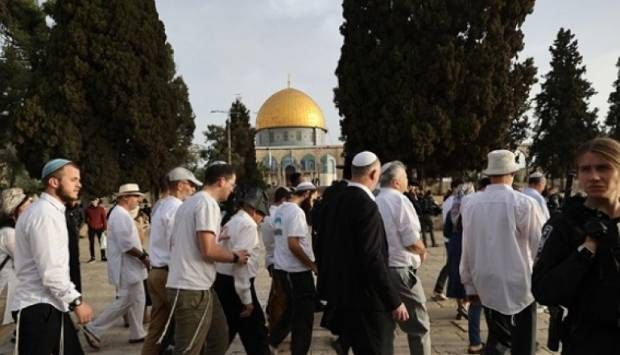 عشرات المستوطنين يقتحمون باحات المسجد الأقصى