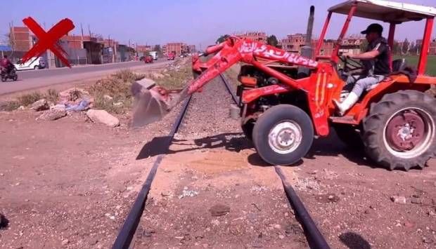 «النقل» تناشد المواطنين بعدم إقامة معابر غير شرعية على السكك الحديدية