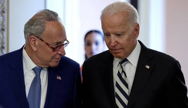 تقرير: زعيم الديمقراطيين بـ «الشيوخ الأمريكي» لا يؤيد ترشح بايدن للرئاسة