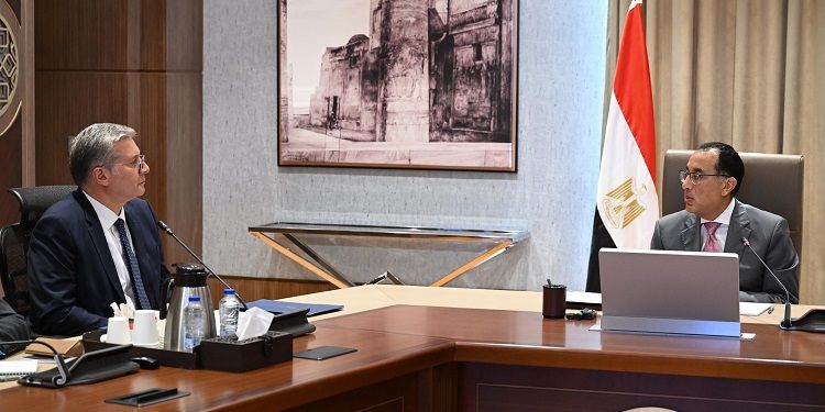 رئيس الوزراء: زيادة إنتاجية قطاع البترول وسداد مستحقات…