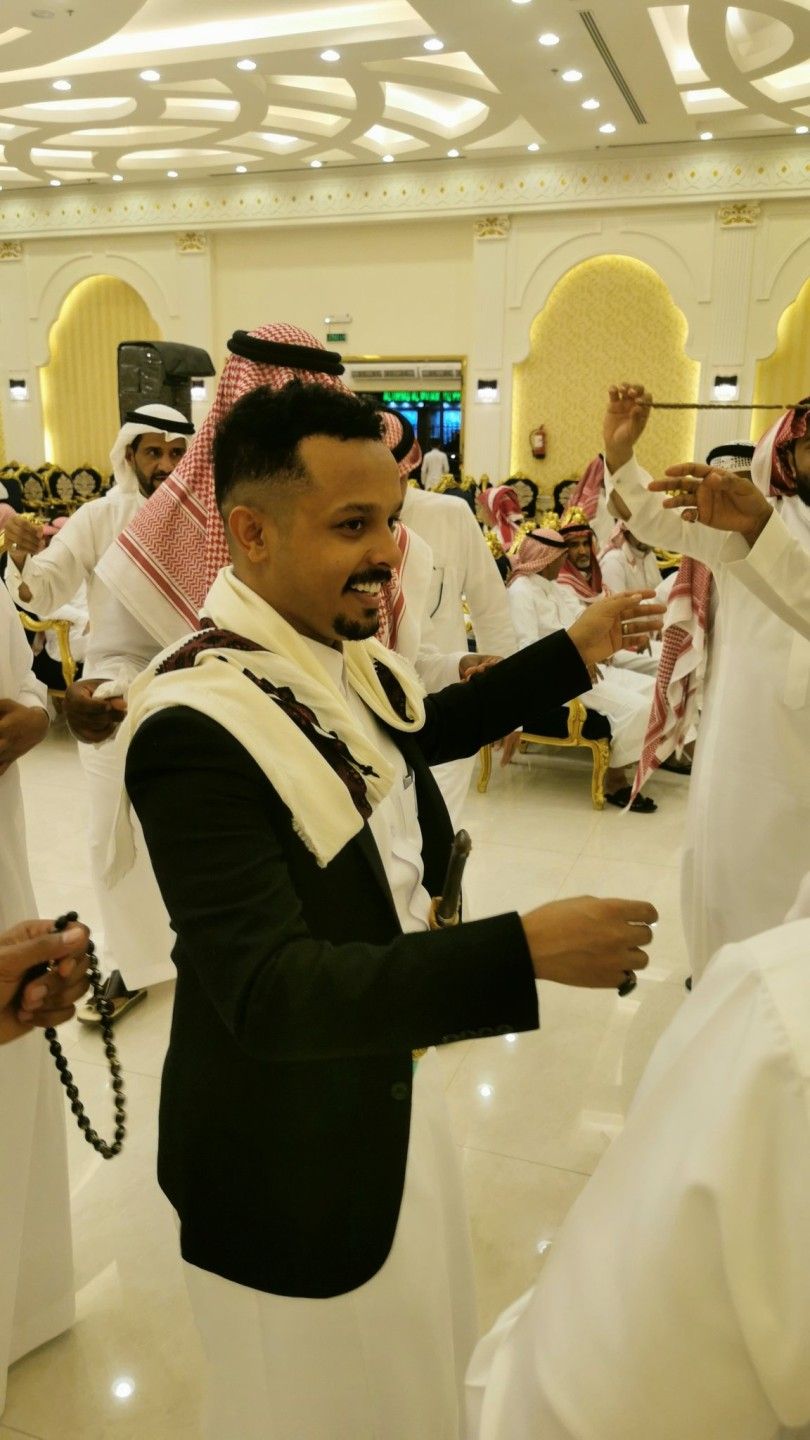 بالصور ..عريس سعودي يتخلى عن زي بلاده ويرتدي الزي اليمني خلال حفل زفافه (اتفرج)