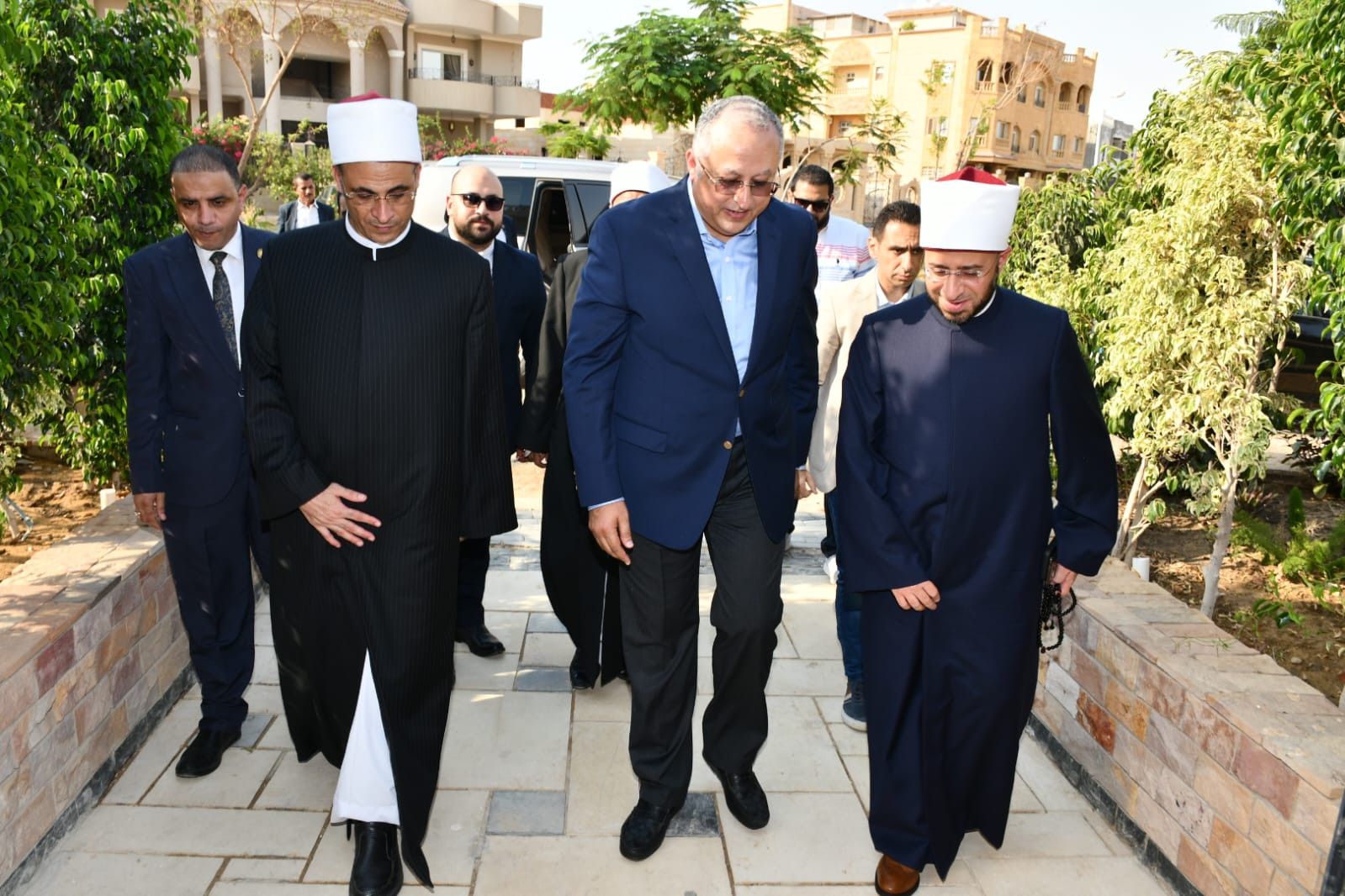 لفتة طيبة.. وزير الأوقاف يزور الشيخ منصور الرفاعي: عالم جليل (صور)