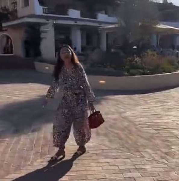 شاهد.. مبارك الهاجري يعاكس زوجته أحلام بالشارع