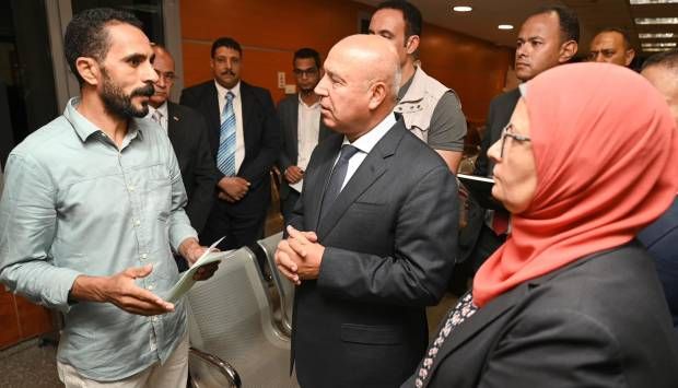 بعد الاستماع لمشكلة مستثمر.. الوزير: مقدم على رخصة من فبراير «سايبينه ليه»