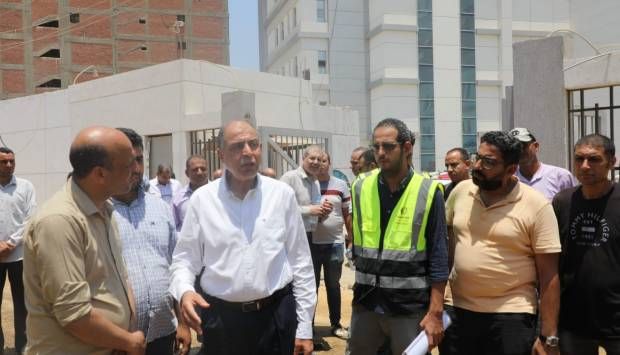 محافظ المنيا لأهالى العدوة: توصيل الغاز الطبيعى للمركز بأكمله قريبا