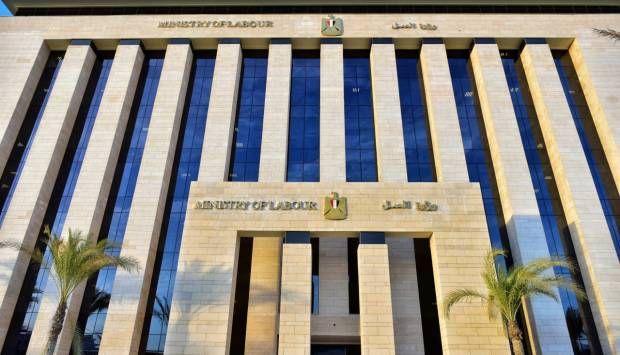 «العمل» تحذر من الشركات الوهمية: الخدمات مجانية ولا وسطاء للوزارة 