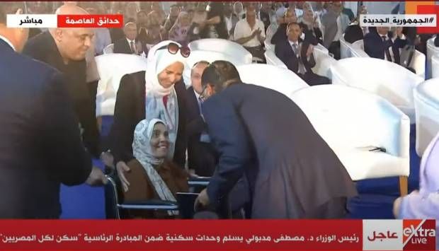 مدبولي يسلم سيدة من ذوي الهمم وحدة سكنية ضمن «سكن لكل المصريين» (فيديو)