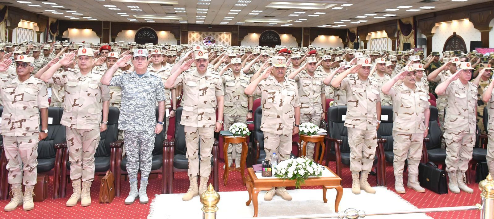 وزير الدفاع يلتقي بعدد من رجال القوات المسلحة بالمنطقة المركزية العسكرية
