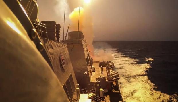 القوات الأمريكية تدمر 3 طائرات دون طيار وزورقا مسيرا للحوثيين