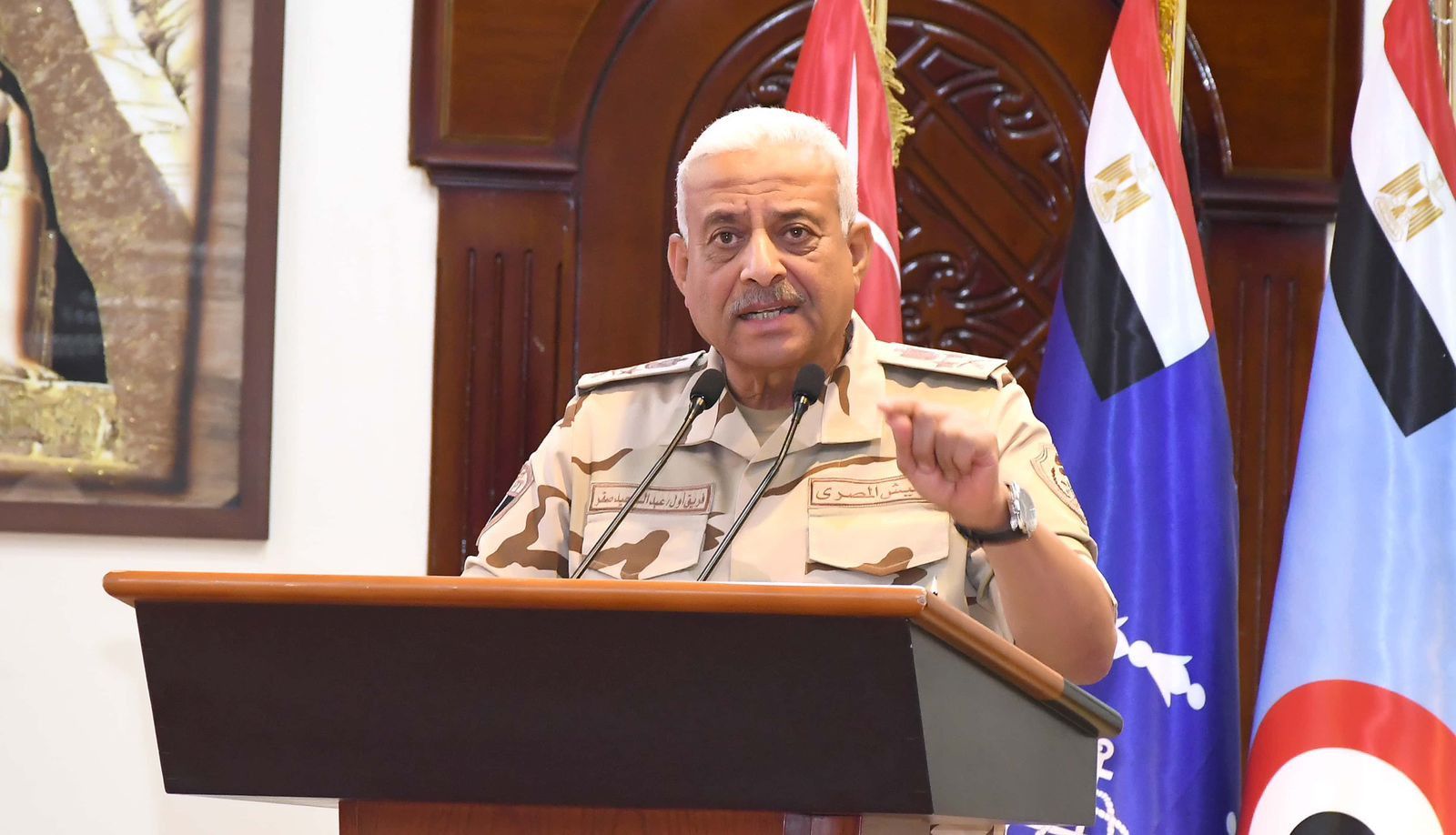 وزير الدفاع يلتقي بعدد من رجال القوات المسلحة بالمنطقة المركزية العسكرية