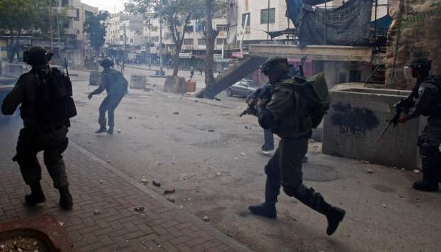 قوات الاحتلال تقتحم عدة مناطق بالضفة وتعتقل فلسطينيين