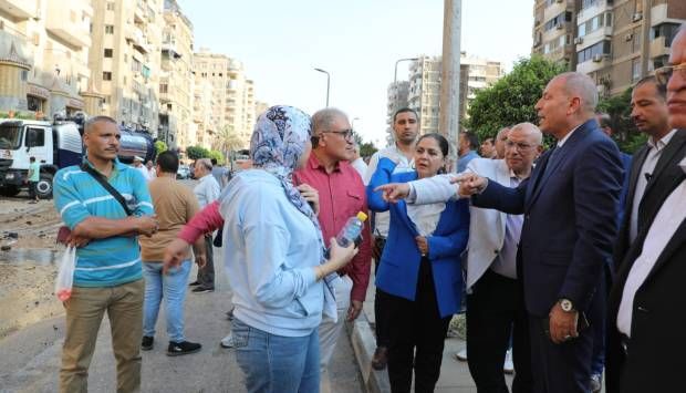 محافظ القاهرة يشرف على إصلاح كسر ماسورة مياه بمدينة نصر