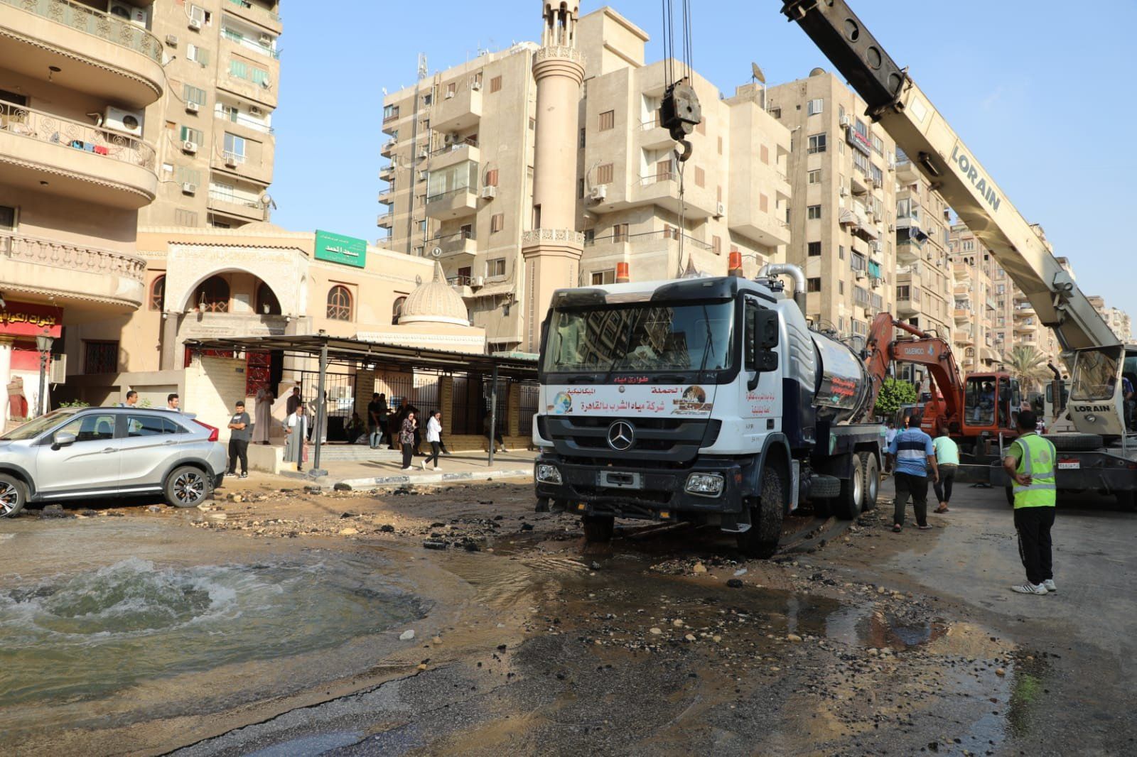 محافظ القاهرة يشرف على إصلاح كسر ماسورة مياه بمدينة نصر