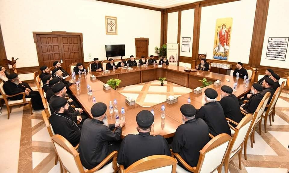 البابا تواضروس يلتقي كهنة ديرمواس ومطران القدس (صور)