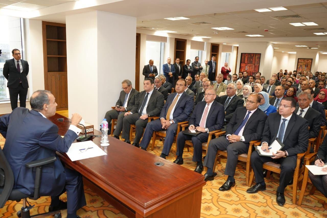 وزير الخارجية يشدد على تقديم أفضل الخدمات القنصلية للمصريين في الخارج