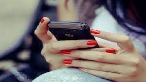 فتاة مراهقة نست هاتفها في المنزل والكاميرا مفتوحة.. وعندما عادت لأحضارة كانت المفاجئه..اتفرج الصدمة