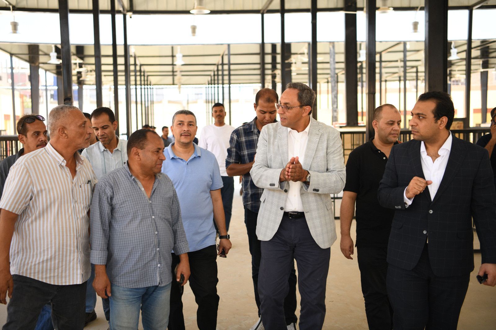 تحركات وتوجيهات لضبط الأسواق والأسعار.. محافظ قنا في قلب الحدث