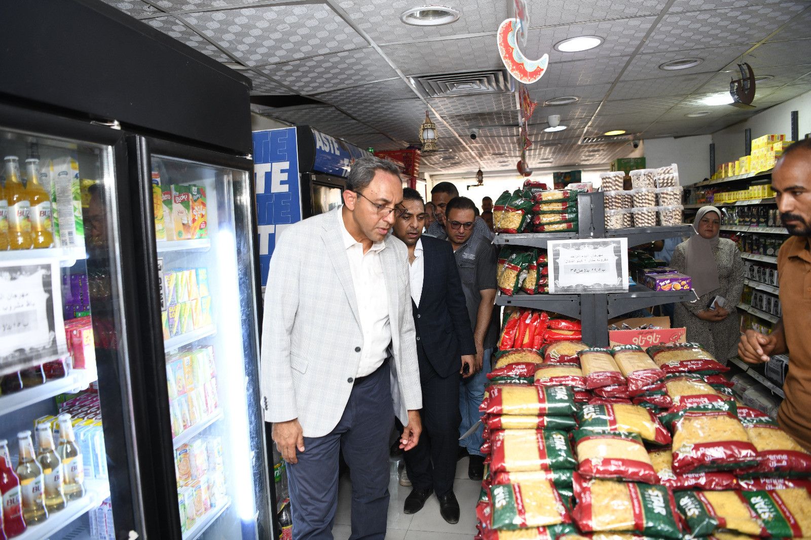 تحركات وتوجيهات لضبط الأسواق والأسعار.. محافظ قنا في قلب الحدث