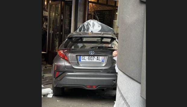 «القاهرة الإخبارية»: سائق سيارة يقتحم مقهى في باريس ويصيب 3 أشخاص