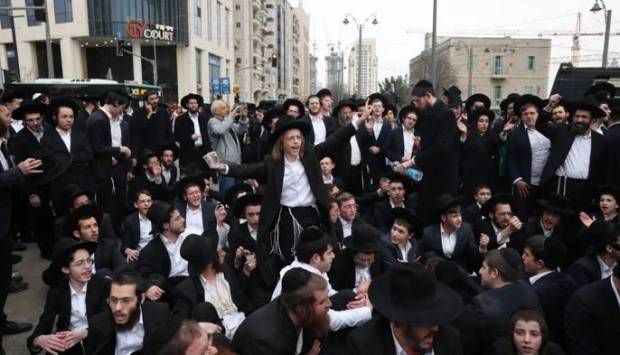 «القاهرة الإخبارية» تعرض تقريرا عن تجنيد الحريديم واشتعال الأزمة بإسرائيل