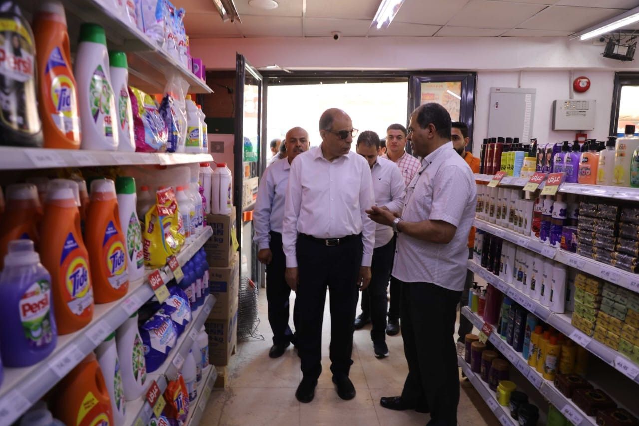 منع أي تعدي على حرم الطريق.. تفاصيل جولة محافظ المنيا في شوارع ديرمواس