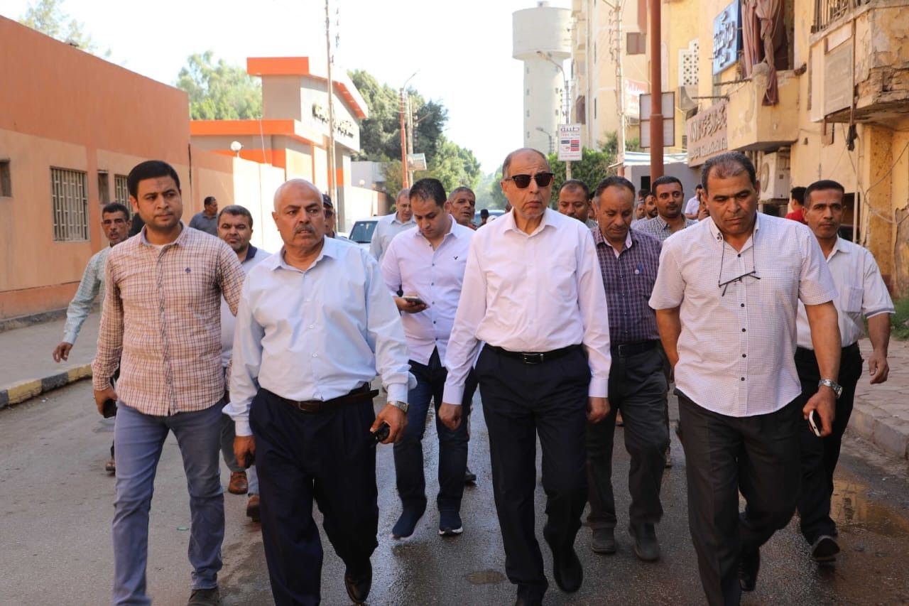 منع أي تعدي على حرم الطريق.. تفاصيل جولة محافظ المنيا في شوارع ديرمواس