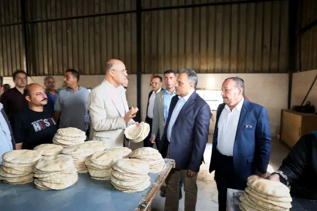 وزن الرغيف بنفسه.. محافظ الشرقية يقود حملة على المخابز بالزقازيق (صور)