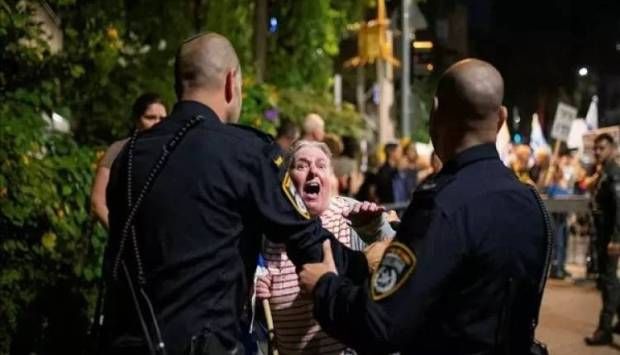 الآلاف يتظاهرون في تل أبيب لمطالبة نتنياهو بإبرام صفقة لتبادل المحتجزين