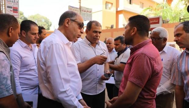 منع أي تعدي على حرم الطريق.. تفاصيل جولة محافظ المنيا في شوارع ديرمواس